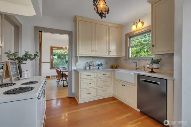 Another kitchen view... notice the newer Bosch dishwasher
