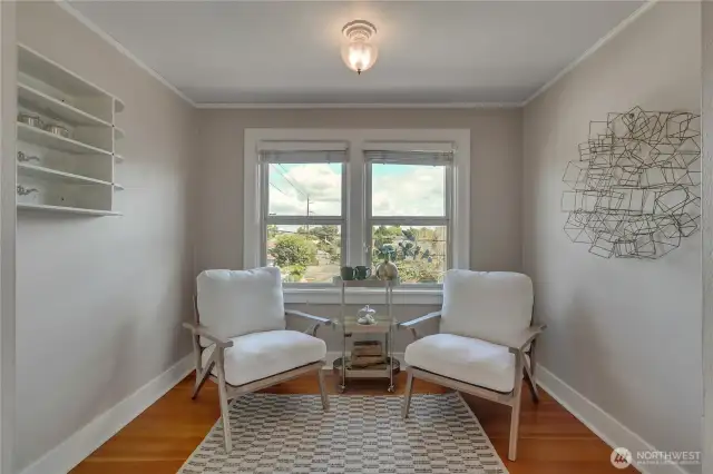 Darling parlor/reading area with Mt Rainier views!