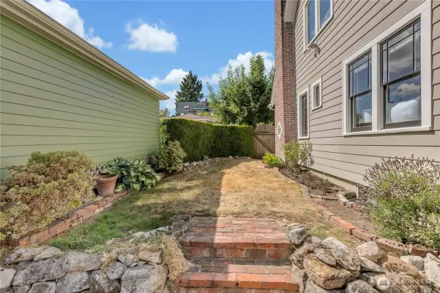 Nice side yard to provide gardening space. There is lavender and a rose bush too!