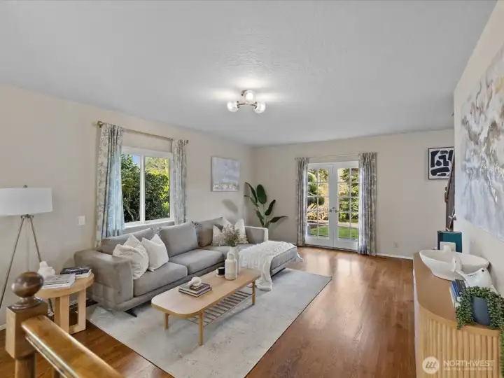 Bright and comfortable living room with views of the surrounding greenery and direct access to the outdoors.