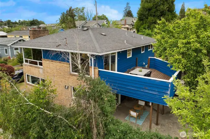 Located just blocks from Lake Washington, neighborhood parks, Columbia City’s vibrant  restaurants and shops.