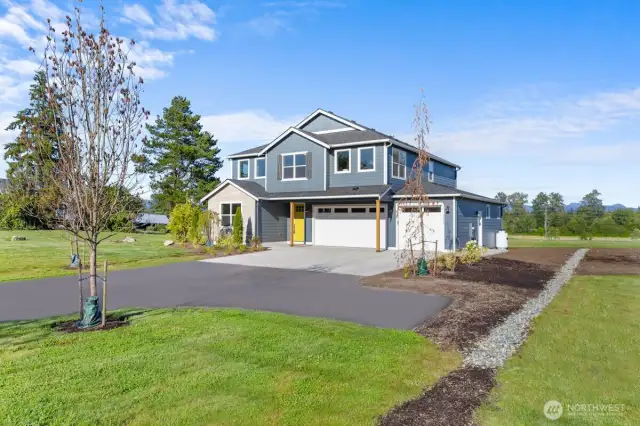 Photographs are for illustrative purposes only. Features, finishes, interior/exterior colors, landscaping and floorplan shown may vary from actual homes built.