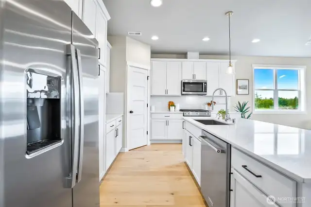 Photographs are for illustrative purposes only. Features, finishes, interior/exterior colors, landscaping and floorplan shown may vary from actual homes built.