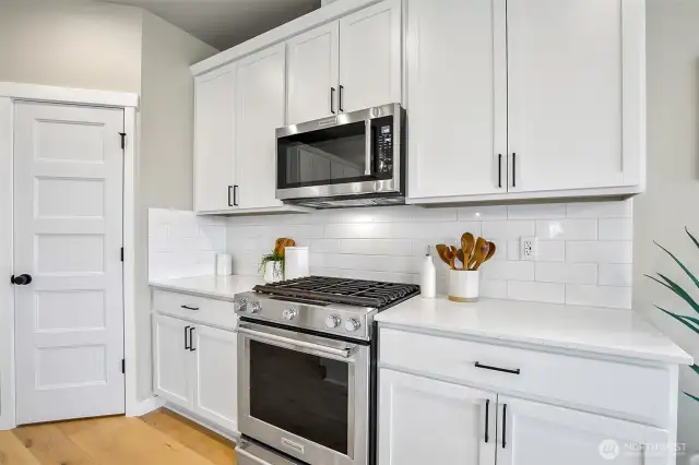Photographs are for illustrative purposes only. Features, finishes, interior/exterior colors, landscaping and floorplan shown may vary from actual homes built.