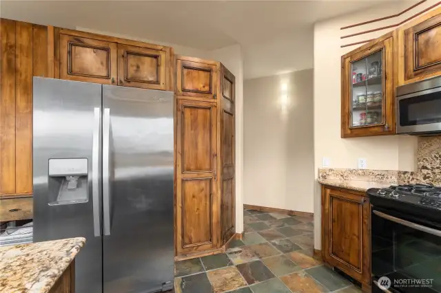 Tons of storage in kitchen