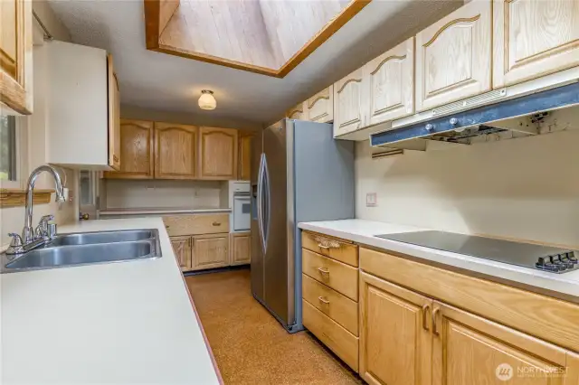 Glass cooktop insert for easy cleanup