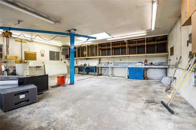 780sf garage/shop with lift, heater, 240V power and air compressor