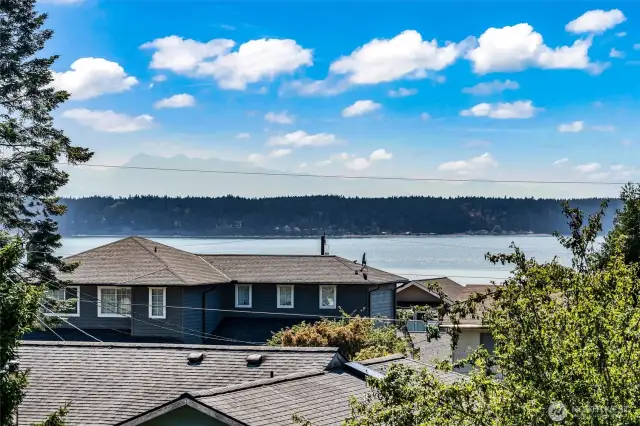 Westerly Puget Sound & Olympic Mountain Views