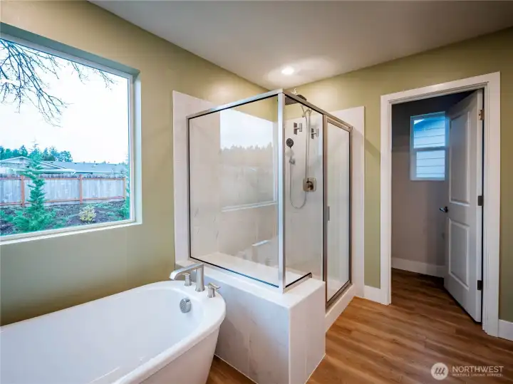 FANTASTIC AND BIG WALK IN SHOWER WITH BENCH