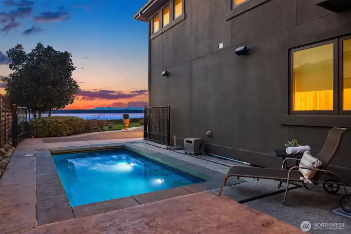 Don't miss the swimming pool, this endless jet lap pool has a power pool cover, and a separate heater with EcoSmarte electronic control system.