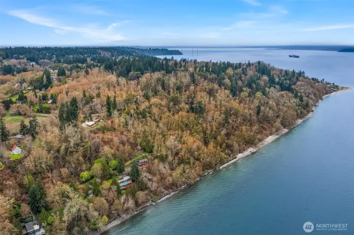 Just 1.5 miles to town and under 10 minutes to the ferry.