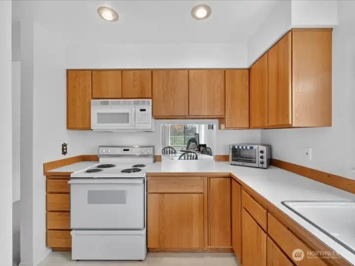 The kitchen has white appliances and oak cabinets which are like new! The kitchen has white appliances and oak cabinets which are like new!