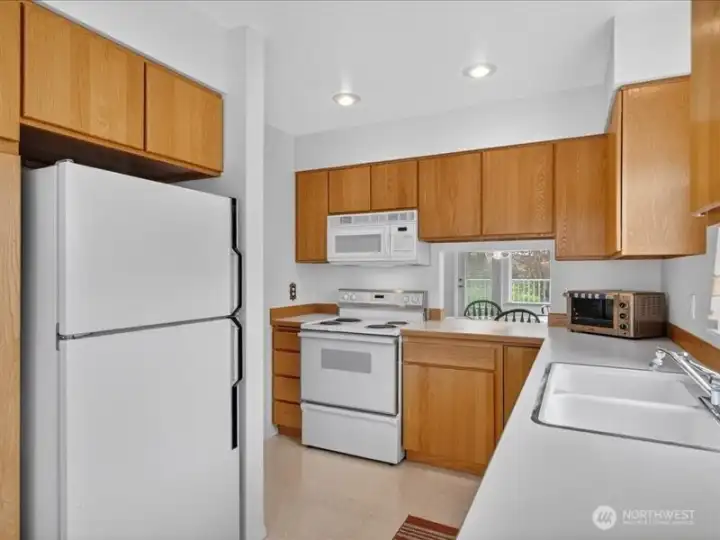 Another view of this "like new" kitchen. Another view of this "like new" kitchen.