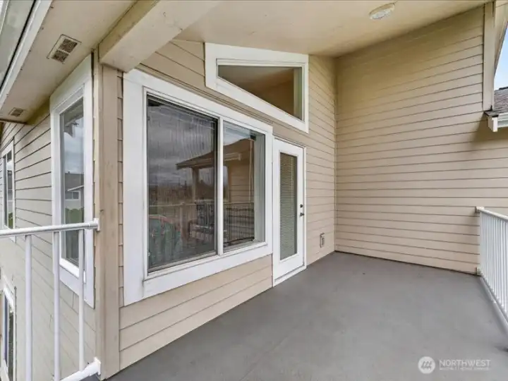 Looking back toward the living room and all the large windows that bring in so much sunlight! Looking back toward the living room and all the large windows that bring in so much sunlight!