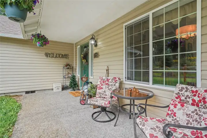 Front porch view, so welcoming!