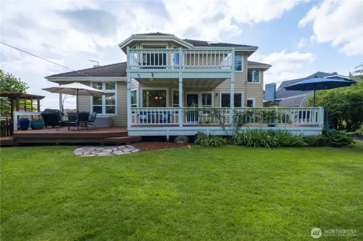Loads of outdoor living spaces on several decks Loads of outdoor living spaces on several decks