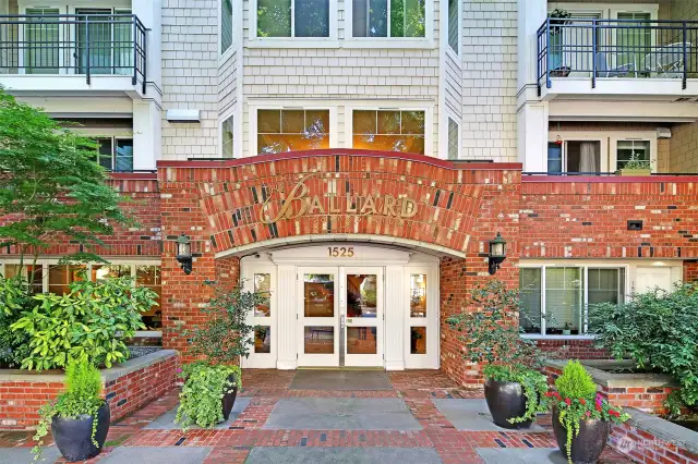 Urban living at its finest with this charming 1-bedroom condo nestled in the heart of Ballard.