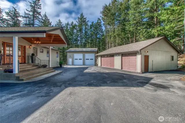 Paved drive to the home and garages keeps things tidy and clean. Lots of storage for big toys