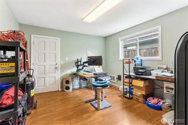Bonus room off the kitchen, perfect for an office or home gym!