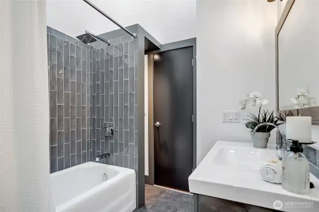 2022 brought a full update and design to the main floor bathroom. The sunlight falls in from the new skylight above, so fabulously warm and bright!