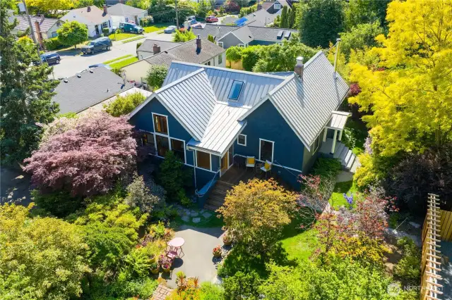 This in-city oasis is unlike anything around. Surrounded by nature, the privacy you'll experience is so sweet and profound, yet the city and urban experience is yours to join, whenever you choose.