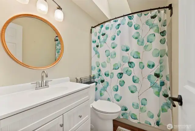 Full upstairs bathroom