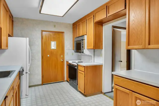 Great kitchen with lot's of counterspace.