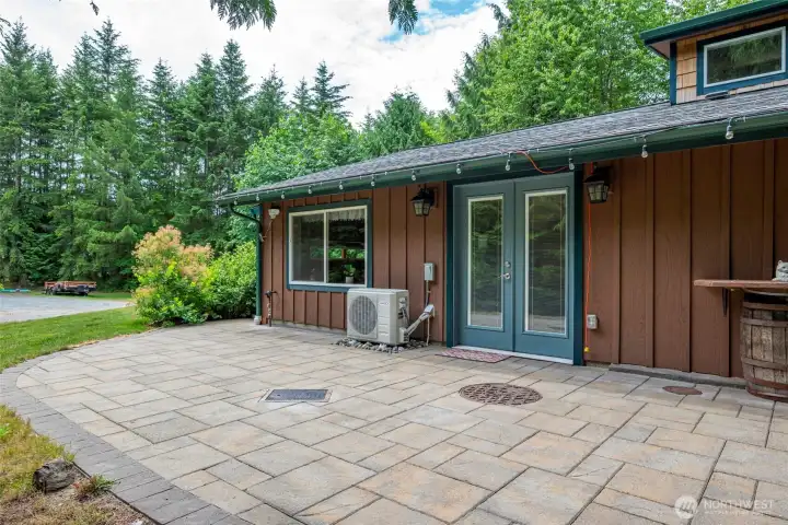 Huge entertainers patio