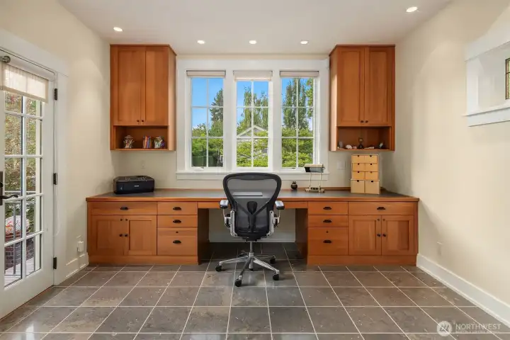 Built in office desk and cabinets for simple focus