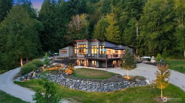 Perche up on the hill with easy access on both sides