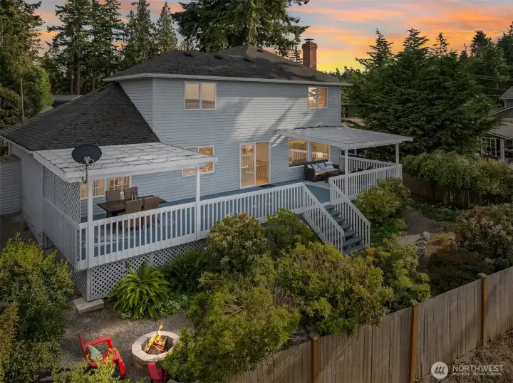 2 Story Home on Camano Island w Huge Deck - Your Island Escape