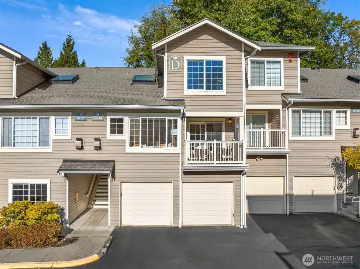 Spacious, bright & airy - move right into this fabulous 3-bedroom townhome at sought-after English Cove!