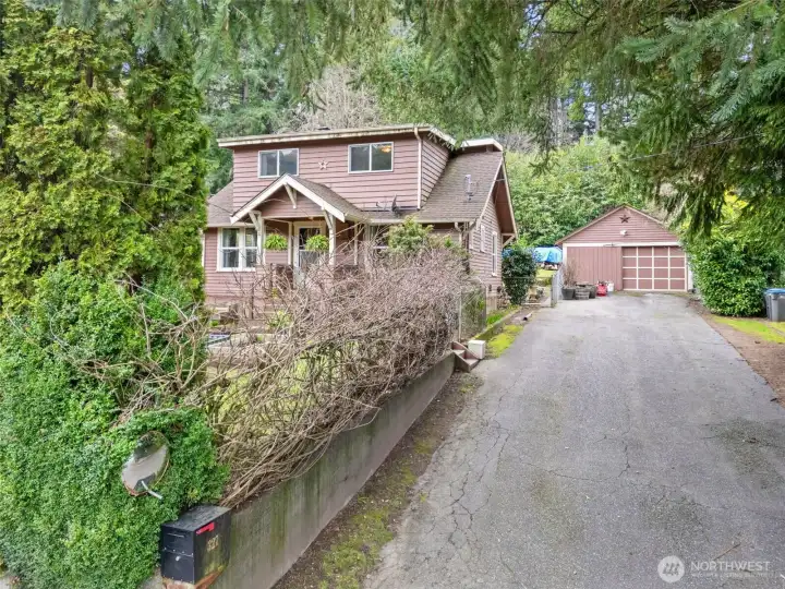 Plenty of driveway parking