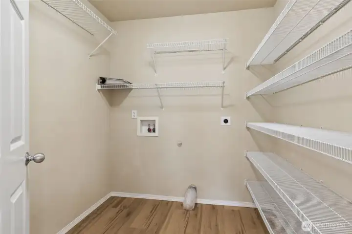 washer/dryer hookups in pantry.