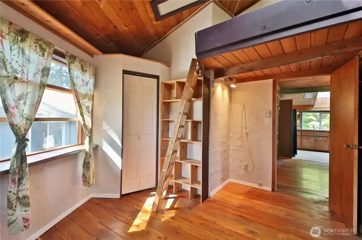 Sleeping area, play space, storage - flexibility above the bedroom!