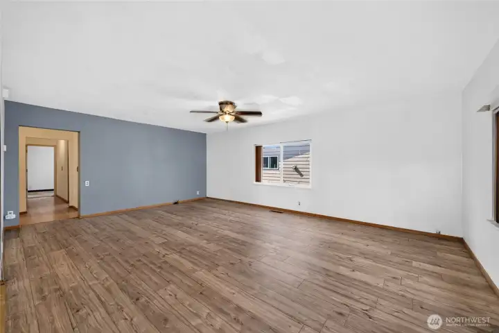 Family Room with ceiling Fan! Family Room with ceiling Fan!
