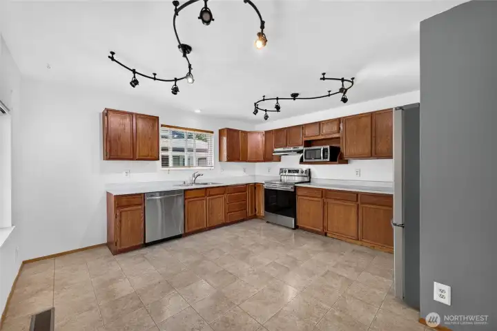 Kitchen with plenty of room for a table! Kitchen with plenty of room for a table!