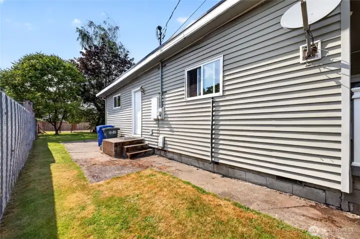 Spacious side yard! Spacious side yard!