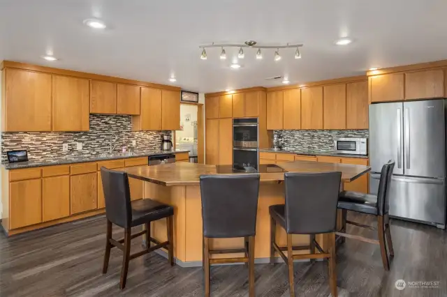 Efficient And Welcoming Open Kitchen With Eating Space.