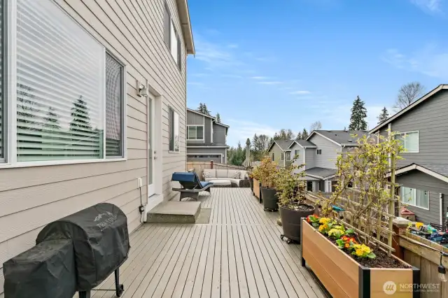 deck wraps around to side yard
