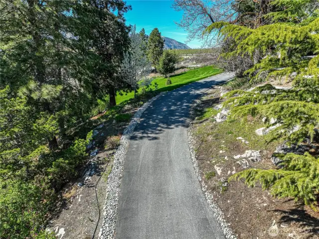 Private Location and Easy Ingress from Lakeshore Drive