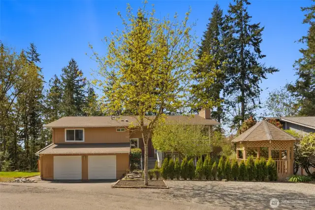 Welcome home to this exceptional home in Sammamish! Award winning Lake Washington  School district!l Close to I-90, 520 and Hwy 202 for an easy commute to Microsoft, Amazon, Bellevue and Seattle.