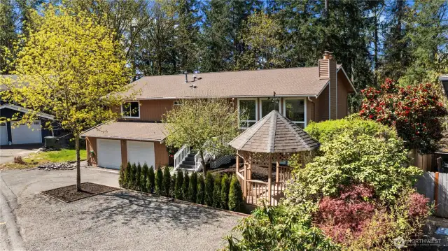 This gorgeous home on Cul-de-sac, includes custom, designer features throughout, hardwood floor, landscaping, and more. Located on a quiet street and close to shopping and schools.