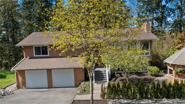 This home has an unparalleled street appeal. Perfectly positioned on a cul-de-sac.