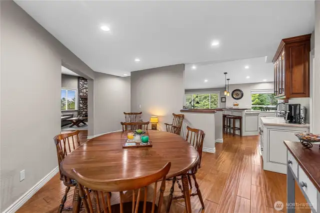 Dining to kitchen