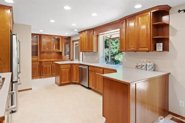 Lovely cherry cabinets, built in hutch, CAFE' refrigerator(my personal favorite!) and stainless appliances~