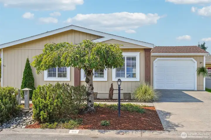 Welcome to this home! It features a one-car garage, additional storage, driveway parking, and is conveniently located near the clubhouse and mailboxes.