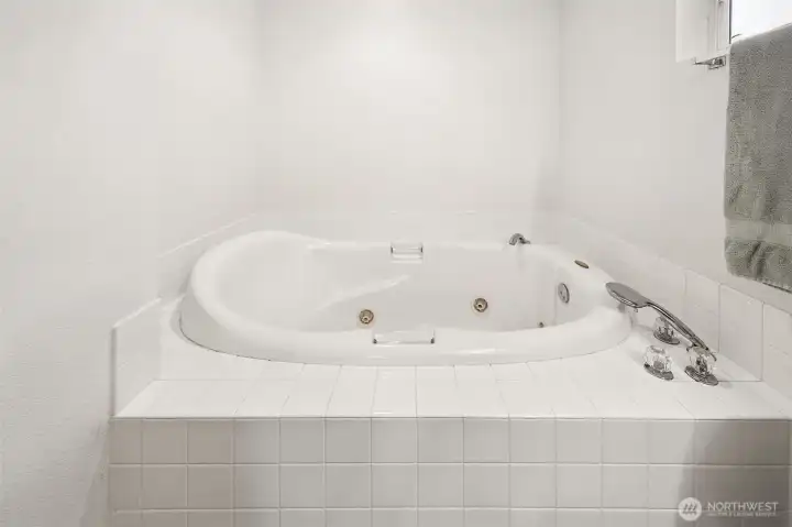 Jetted tub in the Primary bedroom on the Main floor.