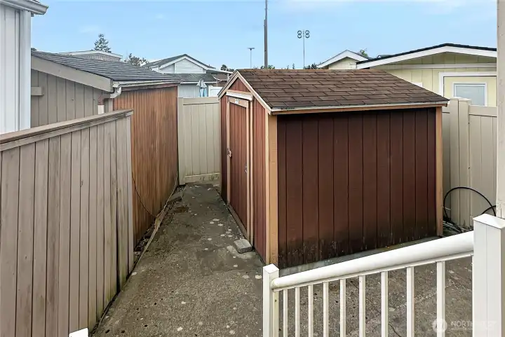 Handy storage shed onsite to store your beach toys, and more!