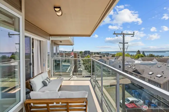 Covered deck seating and Views! Covered deck seating and Views!